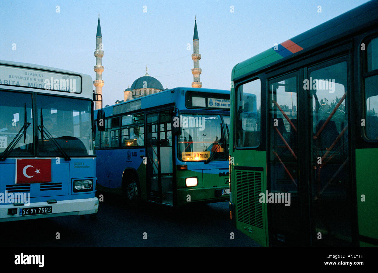 Vista della Moschea Blu da Eminonu stazione bus ad Istanbul in Turchia Foto Stock