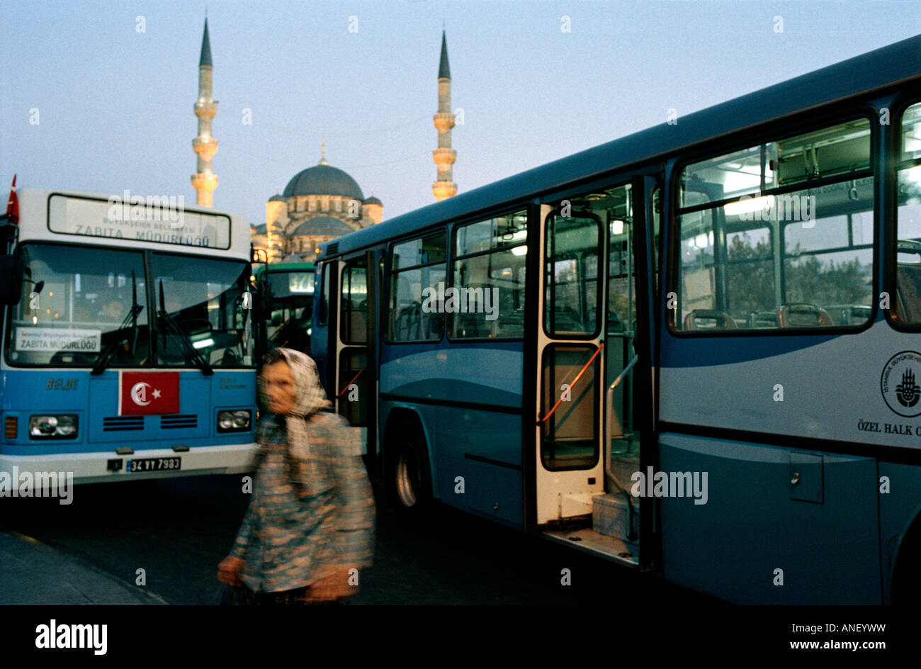 Vista della Moschea Blu da Eminonu stazione bus ad Istanbul in Turchia Foto Stock