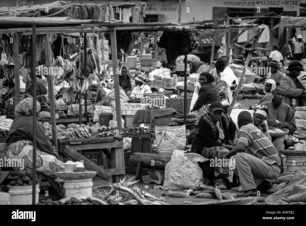 Il pittoresco sciamare animato popolare occupato sporca periferia uomo uomini donna donne persone Kaijiado Kenya meridionale Africa orientale Foto Stock
