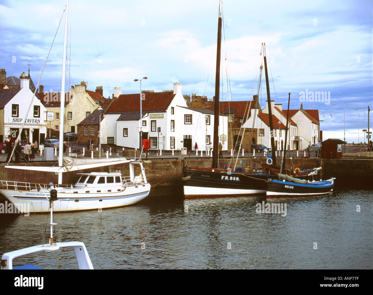 Tipo Fifie peschereccio Reaper legato fino a Anstruther del porto con la Scottish Museo della Pesca in background Foto Stock