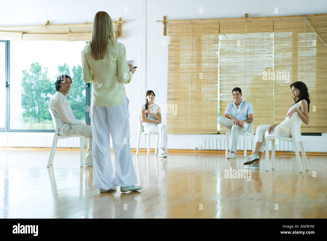 Donna che portano la terapia di gruppo sessione, vista posteriore Foto Stock