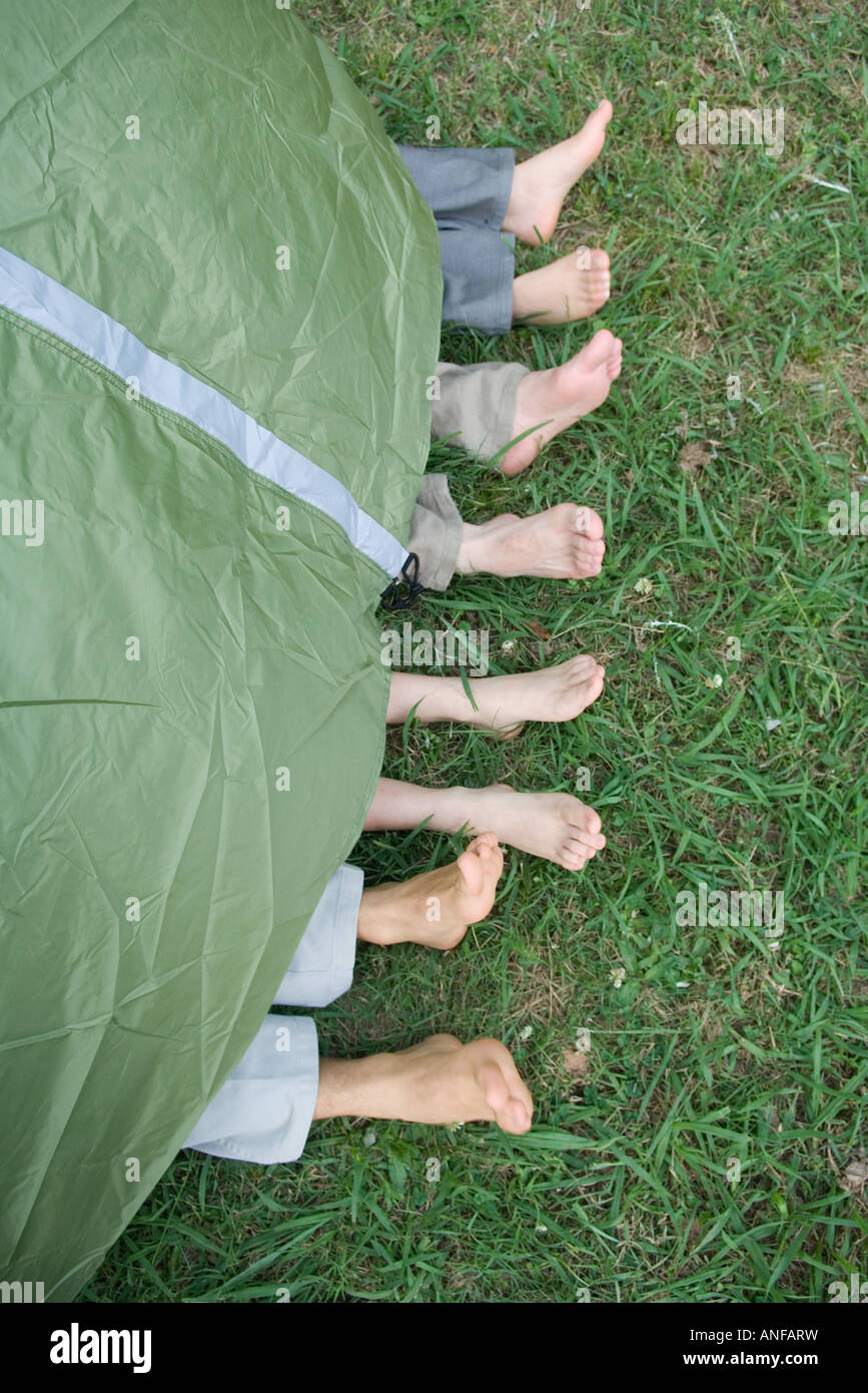 Giovani amici in tenda, piedi spuntavano, ad alto angolo di visione Foto  stock - Alamy