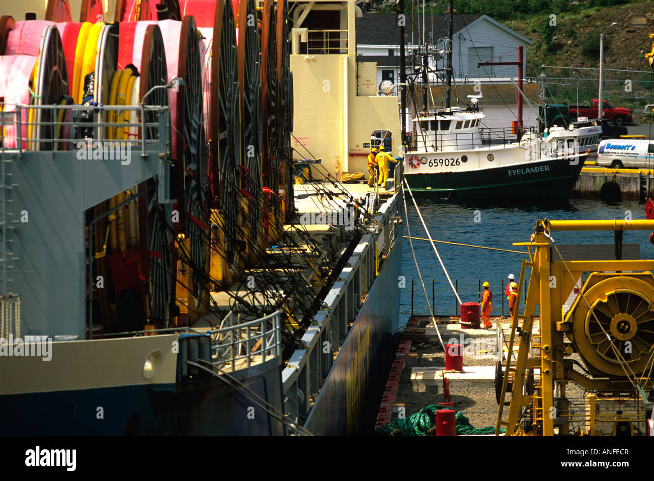 Le persone che lavorano su offshore di approvvigionamento di navi e Bay tori, Terranova, Canada Foto Stock