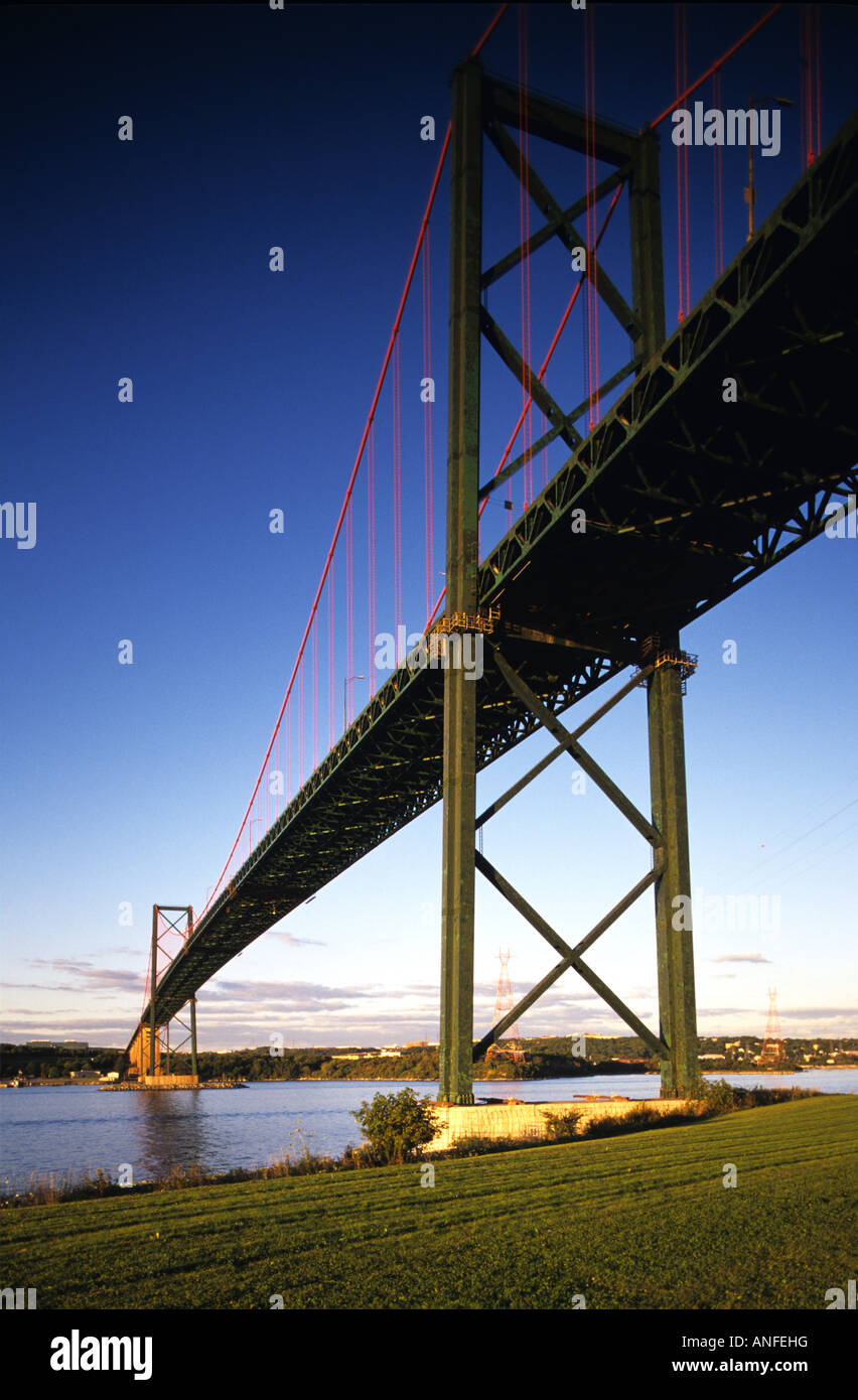 A. Murray MacKay ponte che collega l'Halifax penninsula con Dartmouth. Nova Scotia, Canada Foto Stock