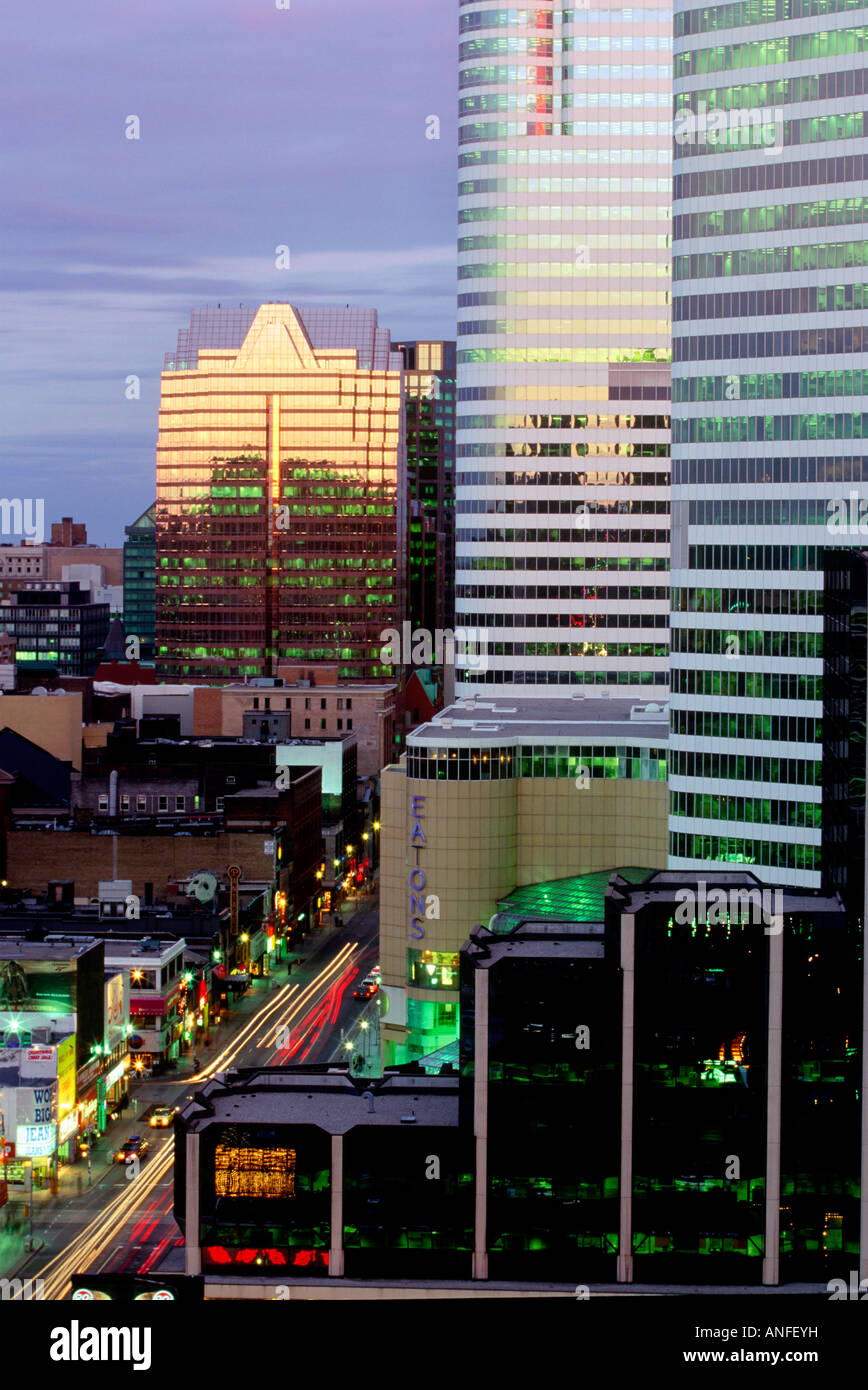 Queen Street di notte, Toronto, Ontario, Canada Foto Stock