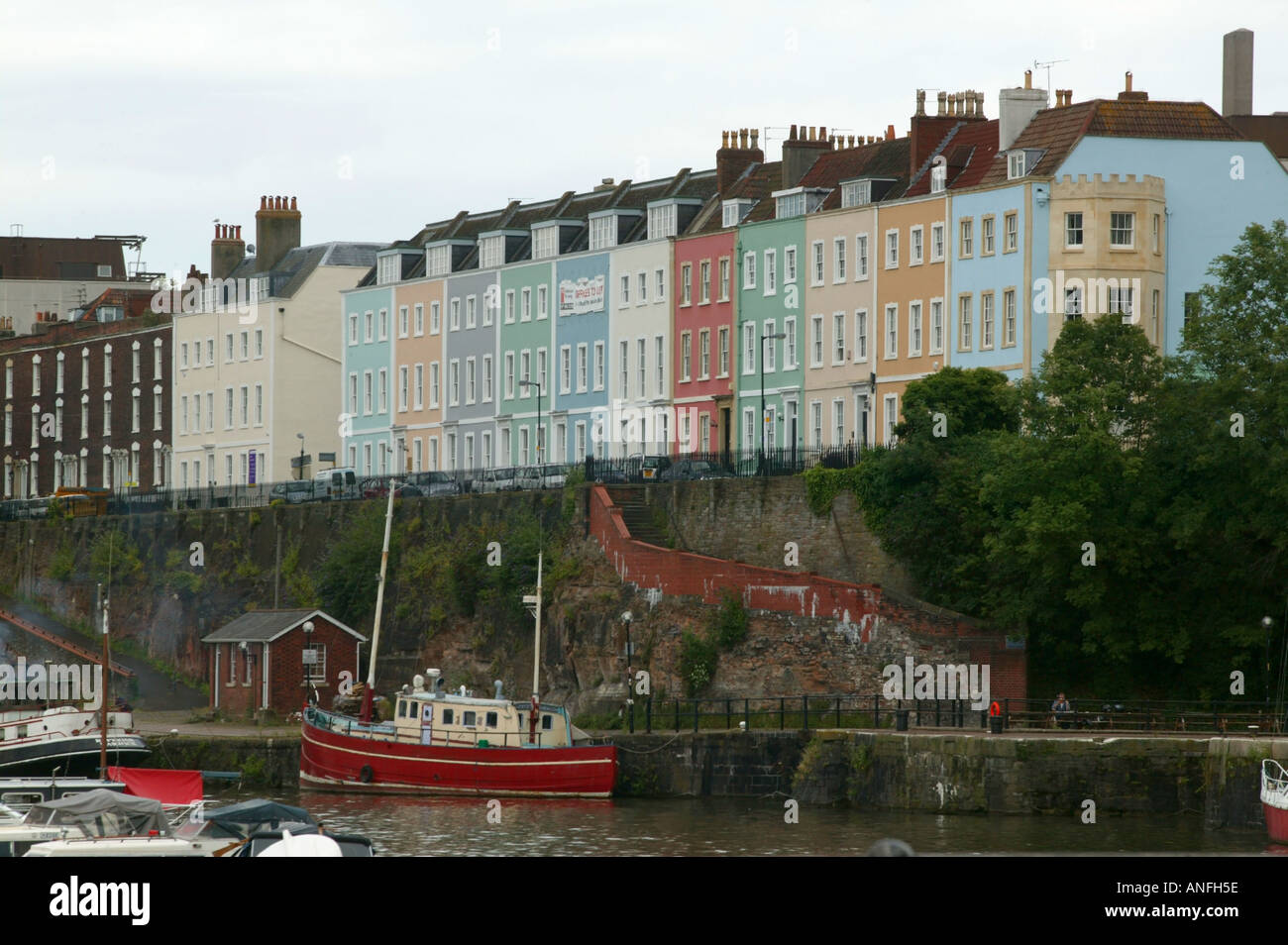 Oltre alla ricerca di Bristol Area Dock case colorate con barca da pesca Foto Stock