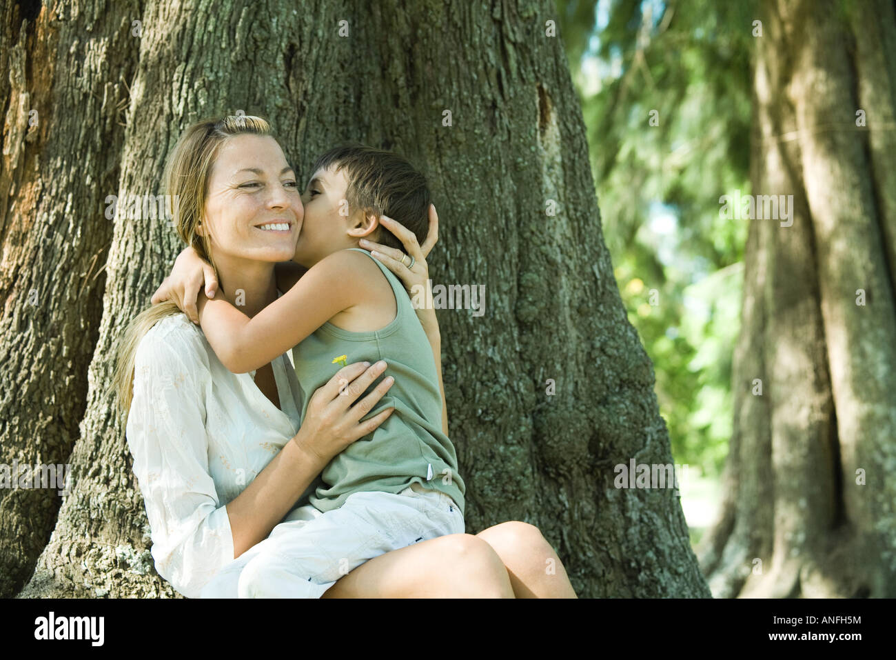 La madre e il figlio, donna fiore di contenimento, ragazzo bacio sulla guancia Foto Stock