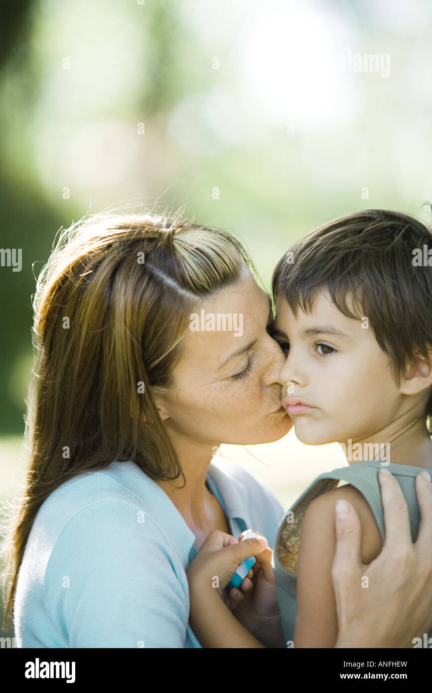 La madre e il figlio, donna baciare Ragazzo sulla guancia Foto Stock