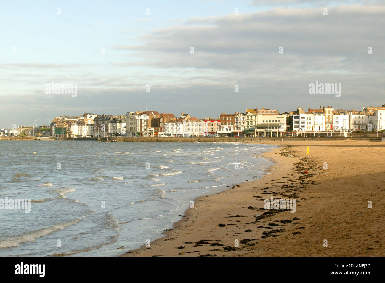 Vista di Margate attraverso la spiaggia, Kent, Regno Unito Foto Stock