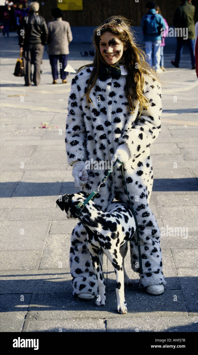 Carattere Masquerade a Venezia, Italia - ragazza in macchie costume dalmata  con cane dalmata Foto stock - Alamy