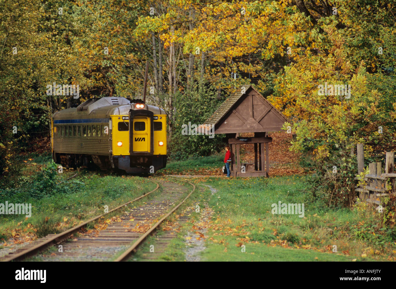 La donna in attesa del treno vicino governo Wharf treno il punto di prelevamento, Lago di Shawnigan, Isola di Vancouver, British Columbia, Canada. Foto Stock