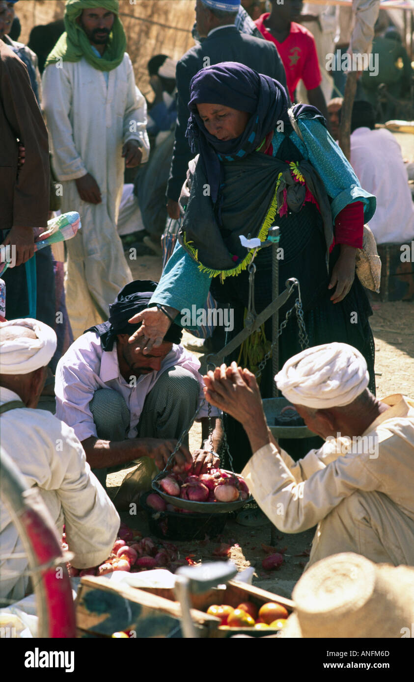 Donna che acquista verdure al mercato all'aperto a Ouarzazate, Marocco meridionale Foto Stock