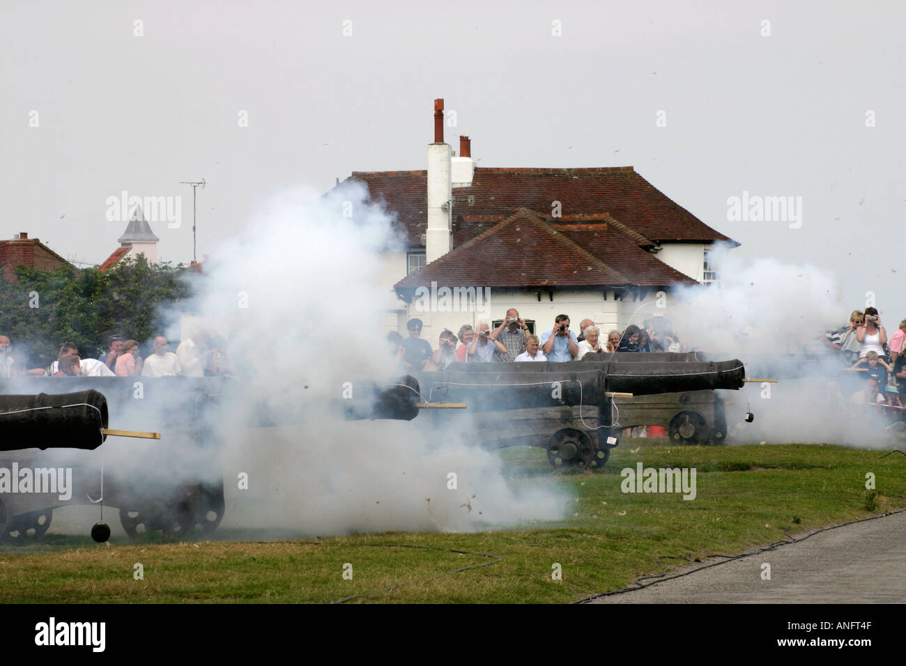 Pistole di cannone sparato su Gun Hill a Southwold Regatta 2005 Foto Stock
