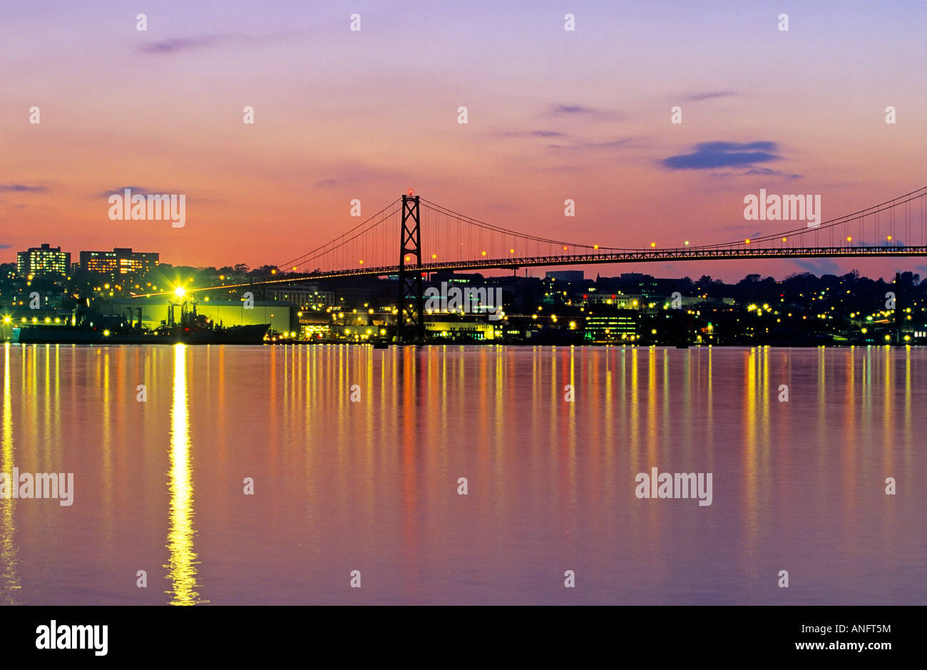 Angus L. MacDonald Bridge si riflette in porto al tramonto, Halifax, Nova Scotia, Canada. Foto Stock