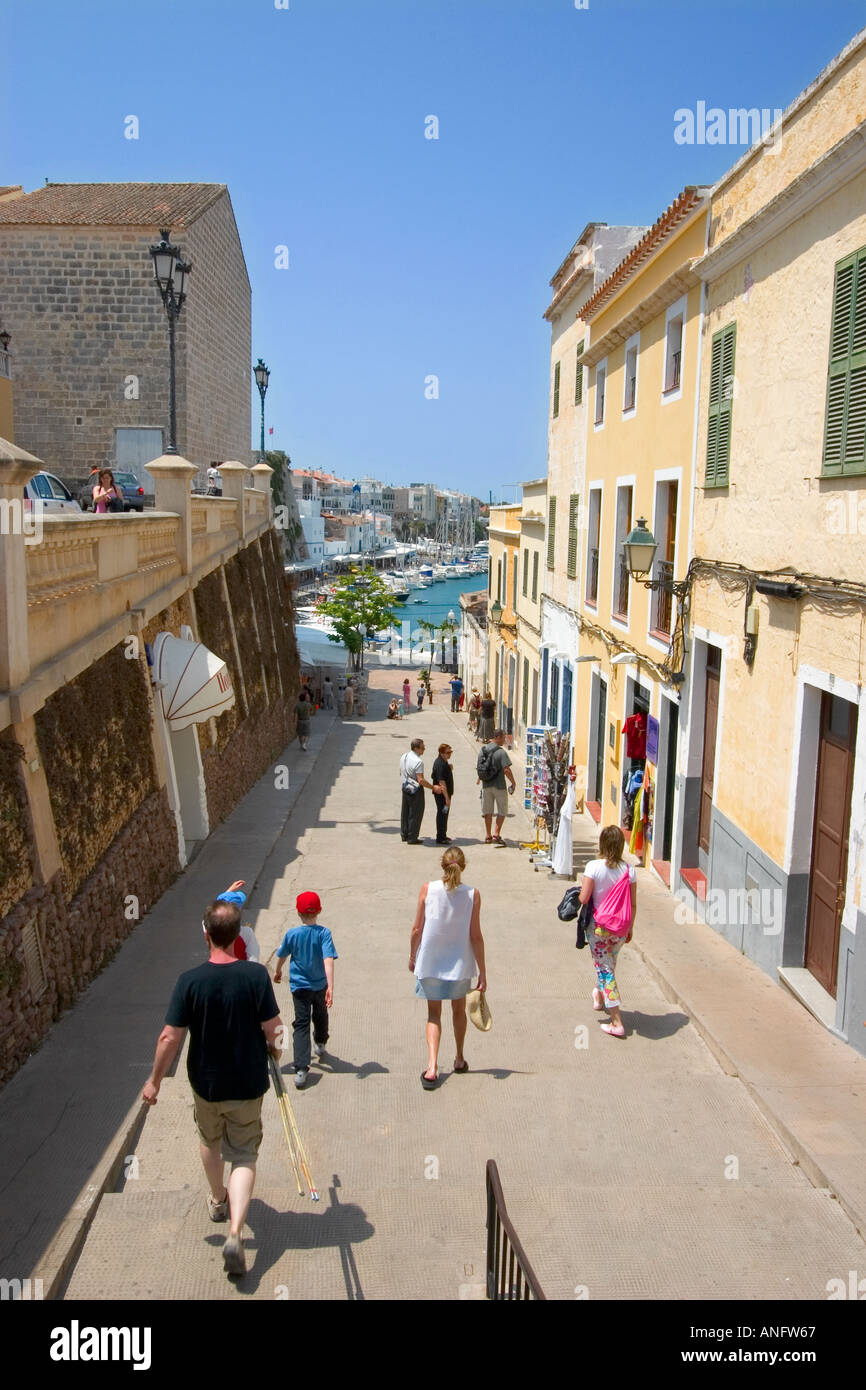 La gente cammina giù per i gradini che conducono al porto turistico Ciutadella Minorca Isole Baleari Spagna Foto Stock