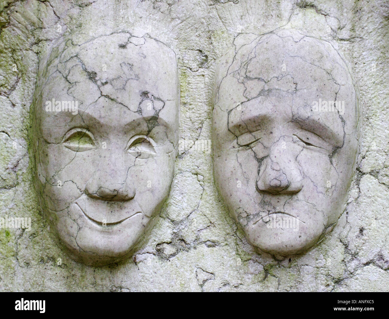 Ridere e triste maschera scolpita in pietra ispirato da commedia classica e tragedia, arti dello spettacolo, teatro, teatro Foto Stock