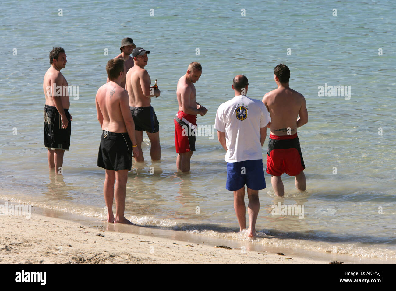Gruppo di ragazzi in vacanza sulla spiaggia Foto Stock