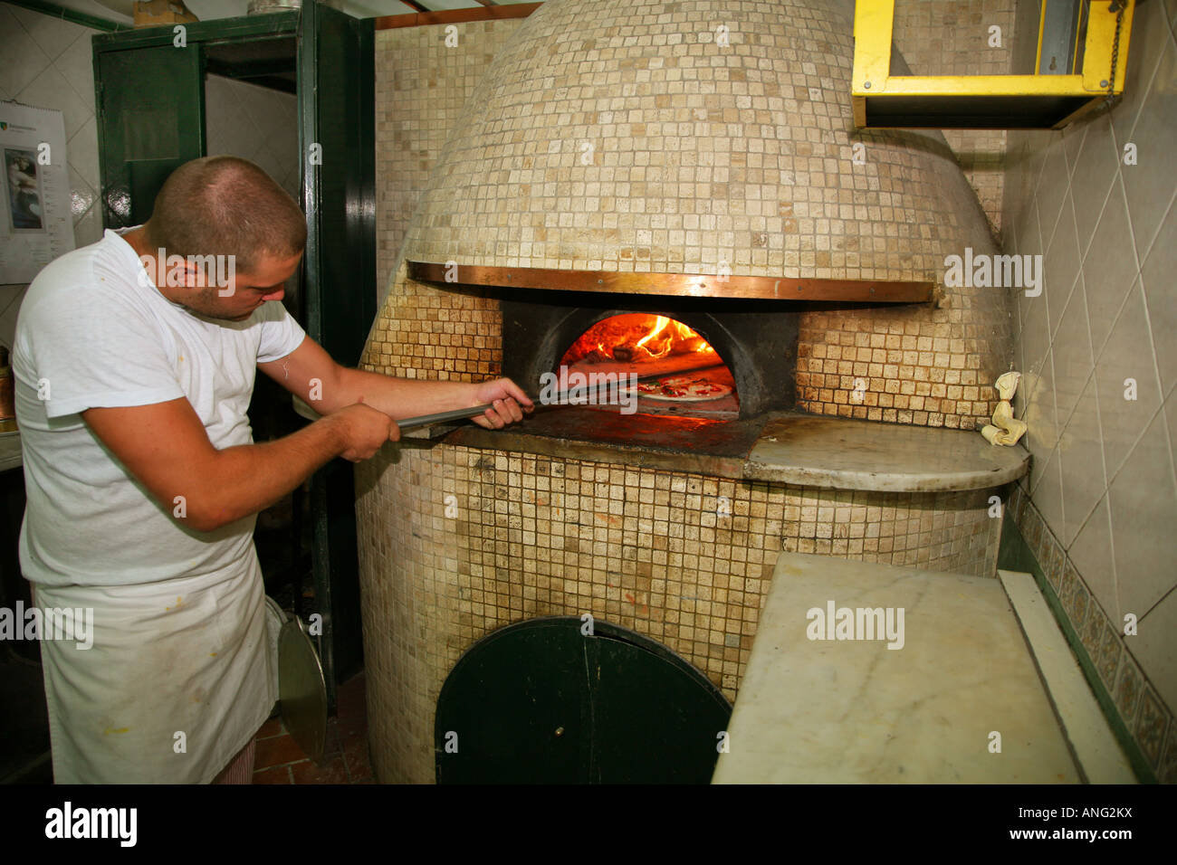 Capo pizza di cottura in un forno tradizionale in Napoli Italia Foto Stock
