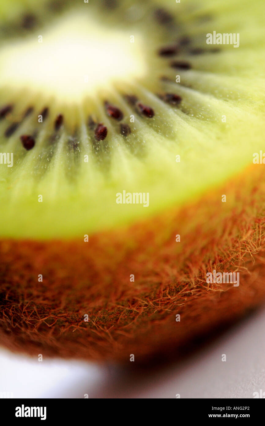 Chiusura del singolo kiwi per metà su sfondo bianco Foto Stock