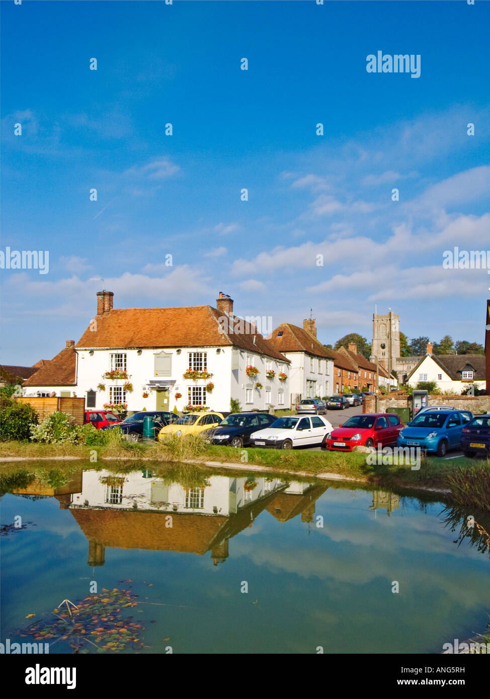 Il Crown Inn Aldbourne village riflessa nel Duck Pond Wiltshire West Country Inghilterra UK UE Foto Stock