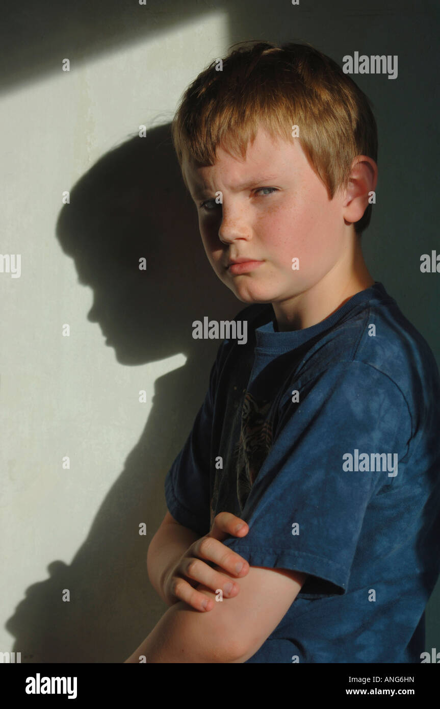 13yr old boy,catturati in Moody illuminazione naturale. Foto Stock