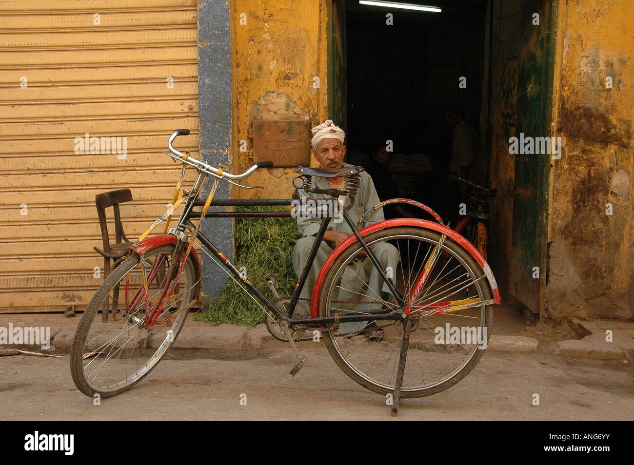 Un egiziano uomo seduto in una stradina nel centro storico della città del Cairo in Egitto Foto Stock