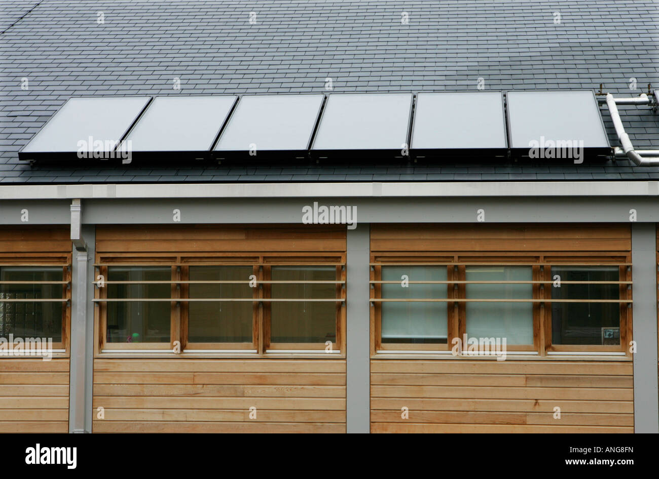 Scuola superiore del tetto con pannelli fotovoltaici che generano elettricità Foto Stock
