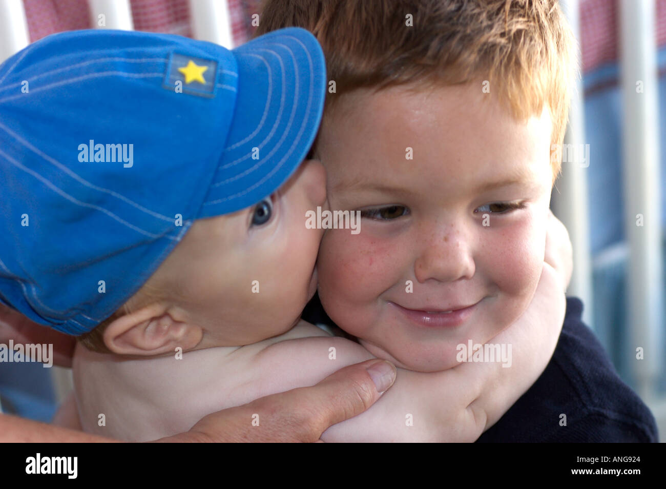 Baby kissing fratello Foto Stock