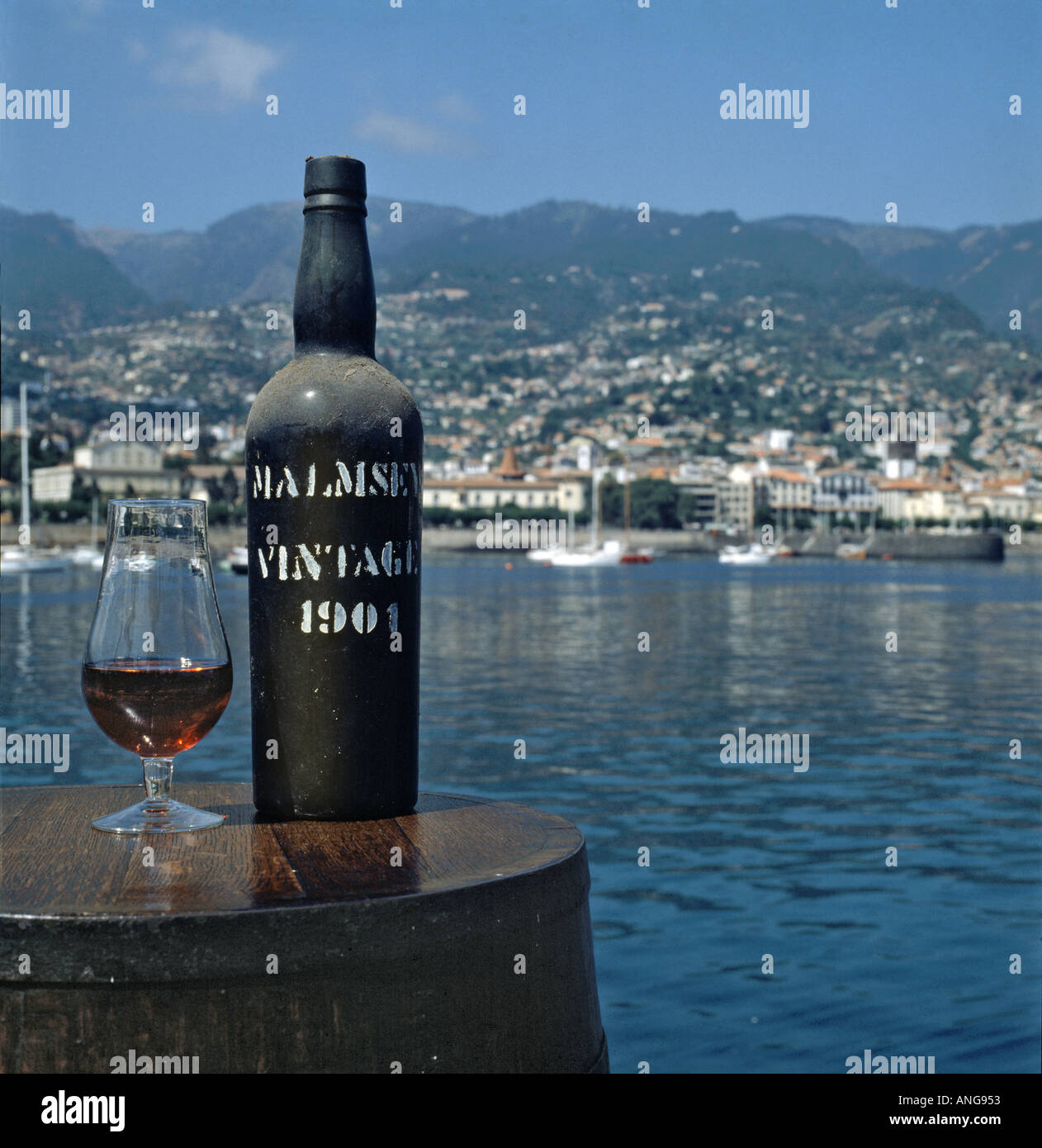 Madera, bottiglia di vintage vino di Madera sul fronte del porto di Funchal Foto Stock