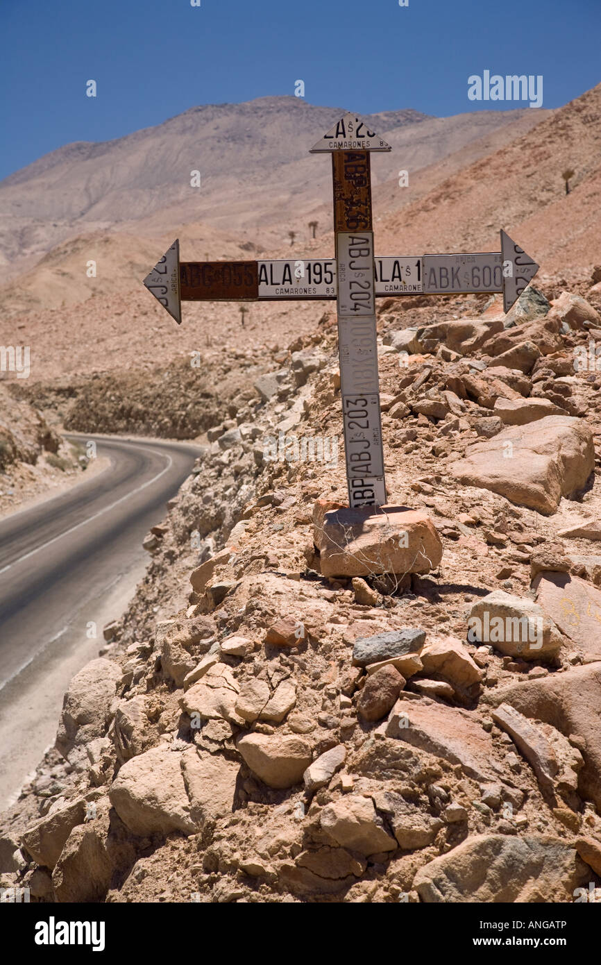 Strada croce fatta con la vecchia auto piastre di registrazione lungo l'autostrada 11 Cile passando attraverso il deserto di Atacama Foto Stock