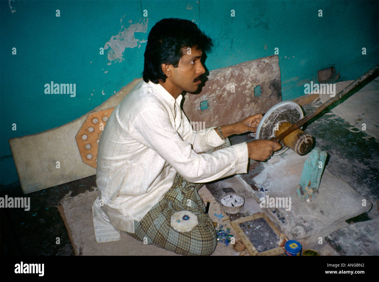 Agra India macinazione di pietre semi-preziose alla fabbrica di marmo Foto Stock