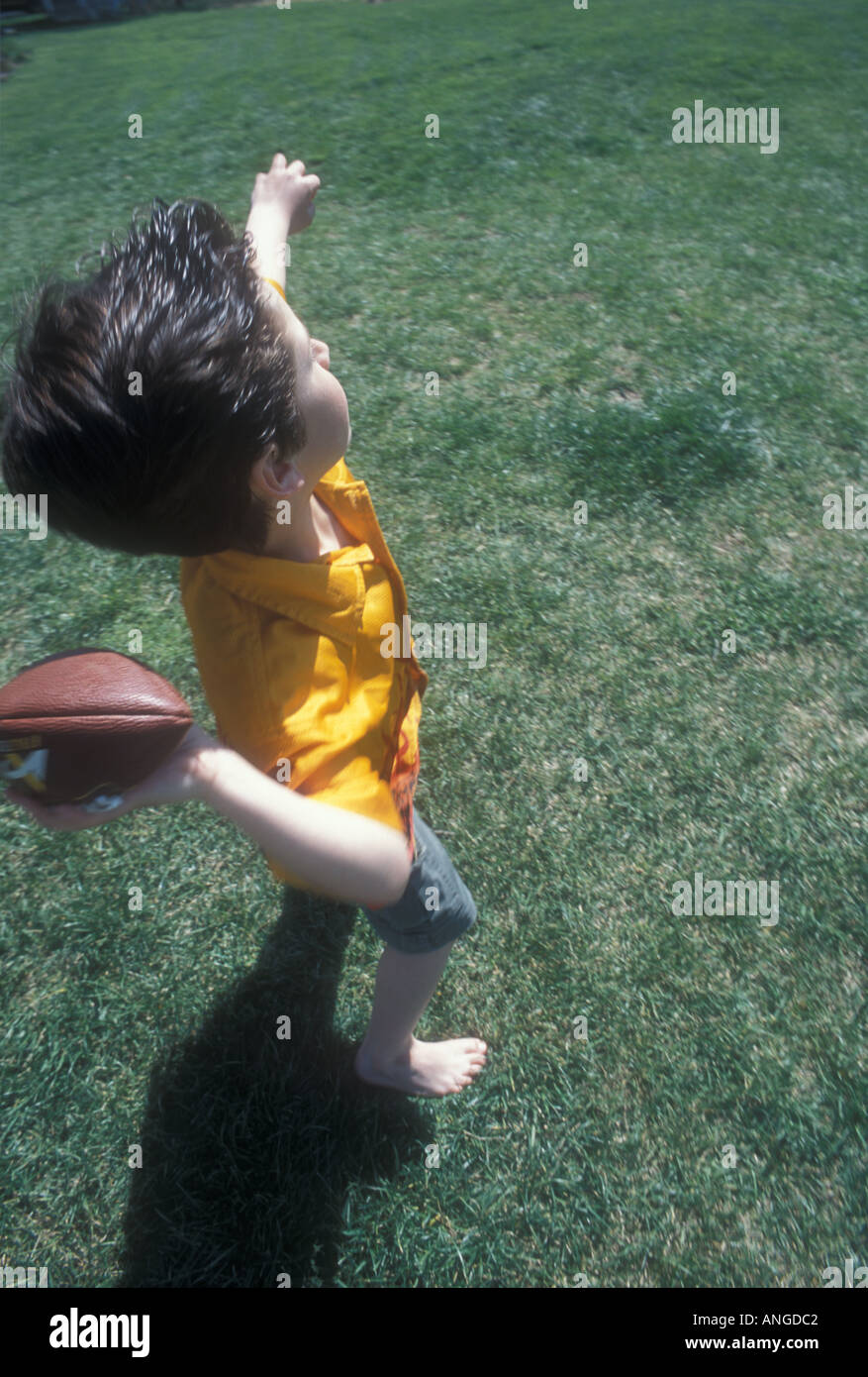 Kid gettando il calcio futuro agonistico, calcio, tiro, sport, bambini, Foto Stock