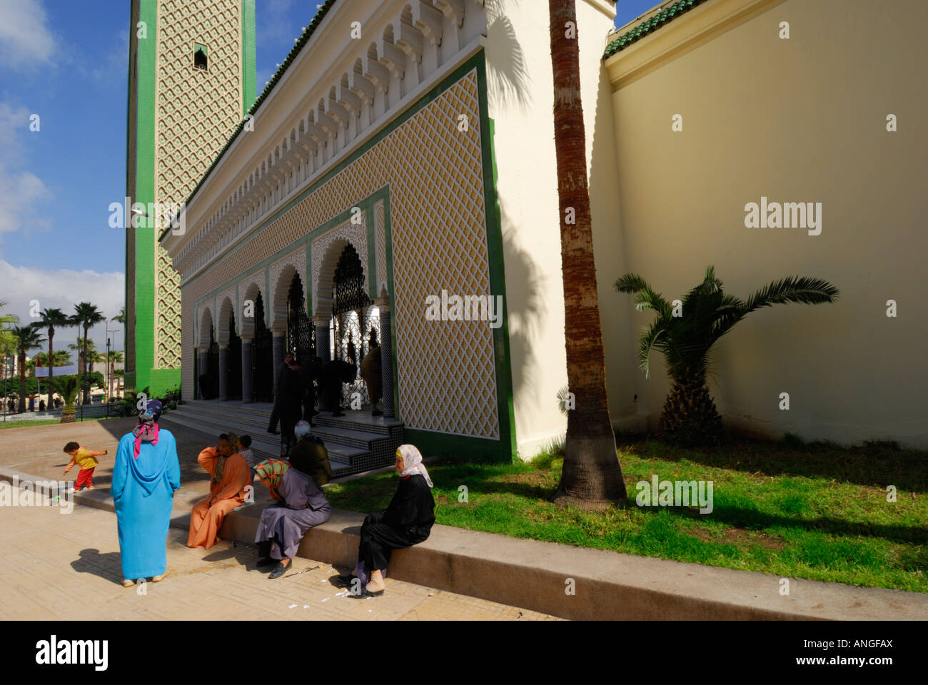 La gente locale moschea esterno ,Fez Ville Nouvelle, Marocco Foto Stock