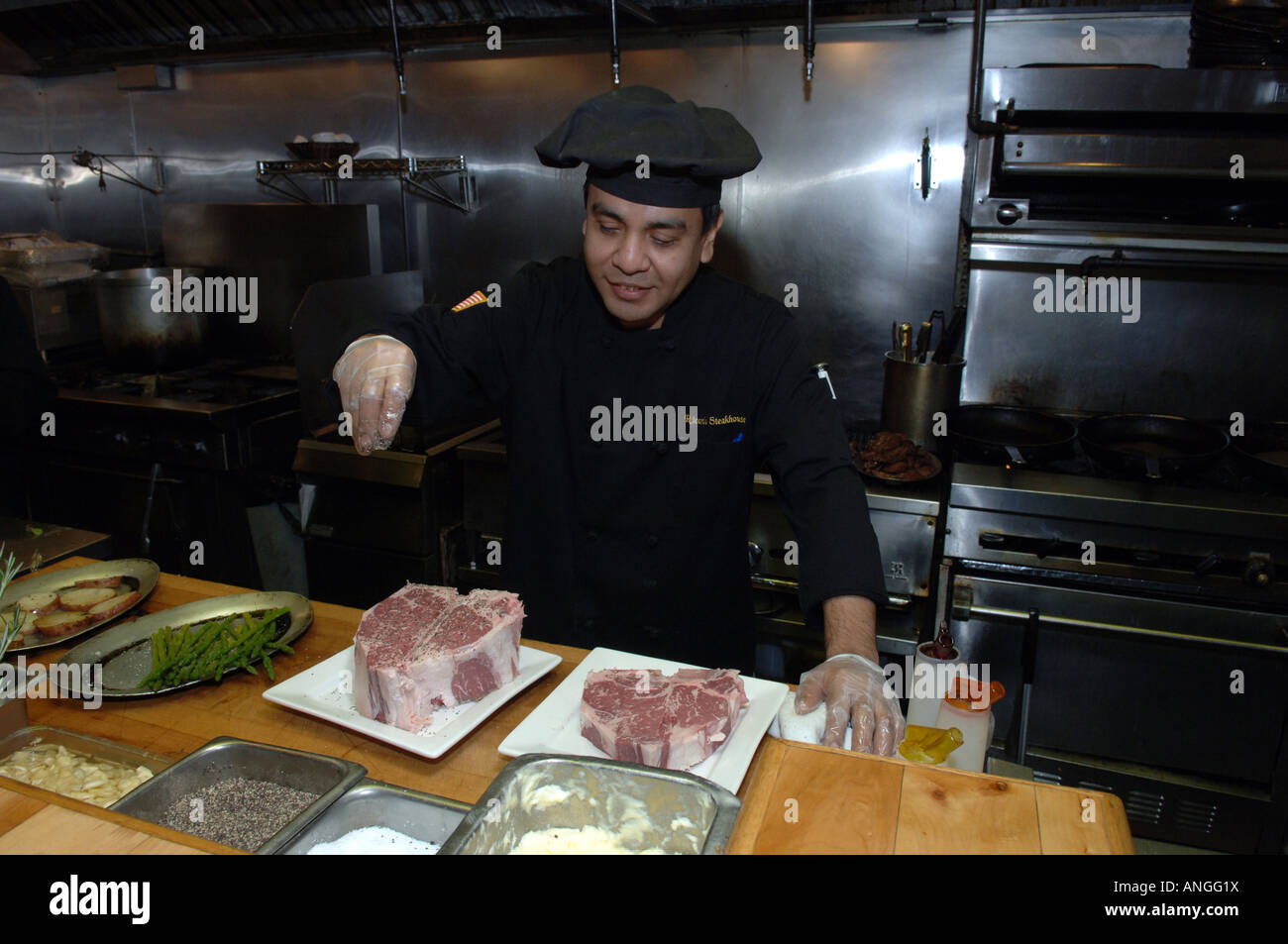 Lo chef prepara osteria bistecca al Ricardo Steak House East Harlem in NYC Foto Stock