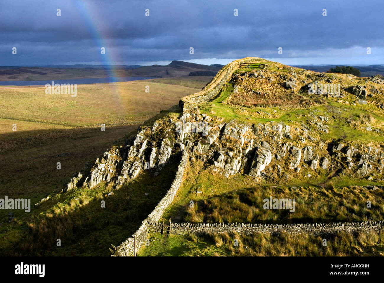 Parete di Adriano nei pressi di Housesteads, Northumberland, con rainbow Foto Stock