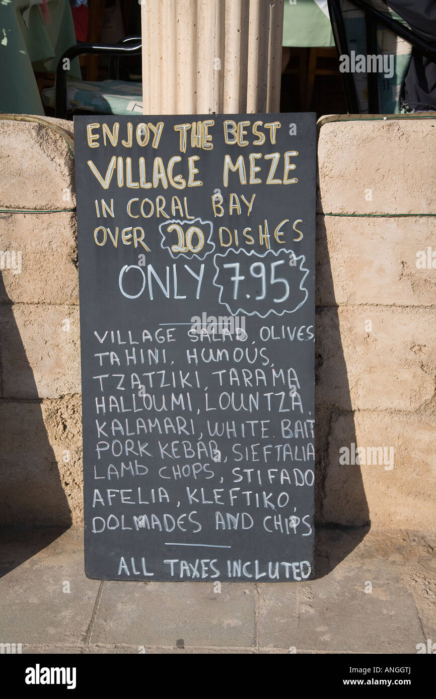 Menu Chalk pensione alimentare al di fuori del ristorante, Coral Bar, Cipro con errori di ortografia. Foto Stock