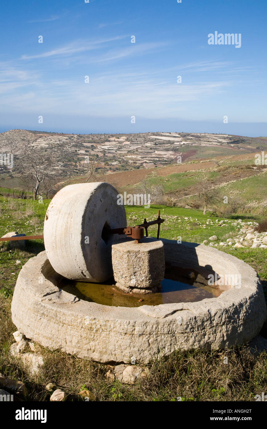 Frantoio per olio d'oliva in disuso Stone Grinding Mill Wheel Gindstone, città collinare a Cipro Foto Stock