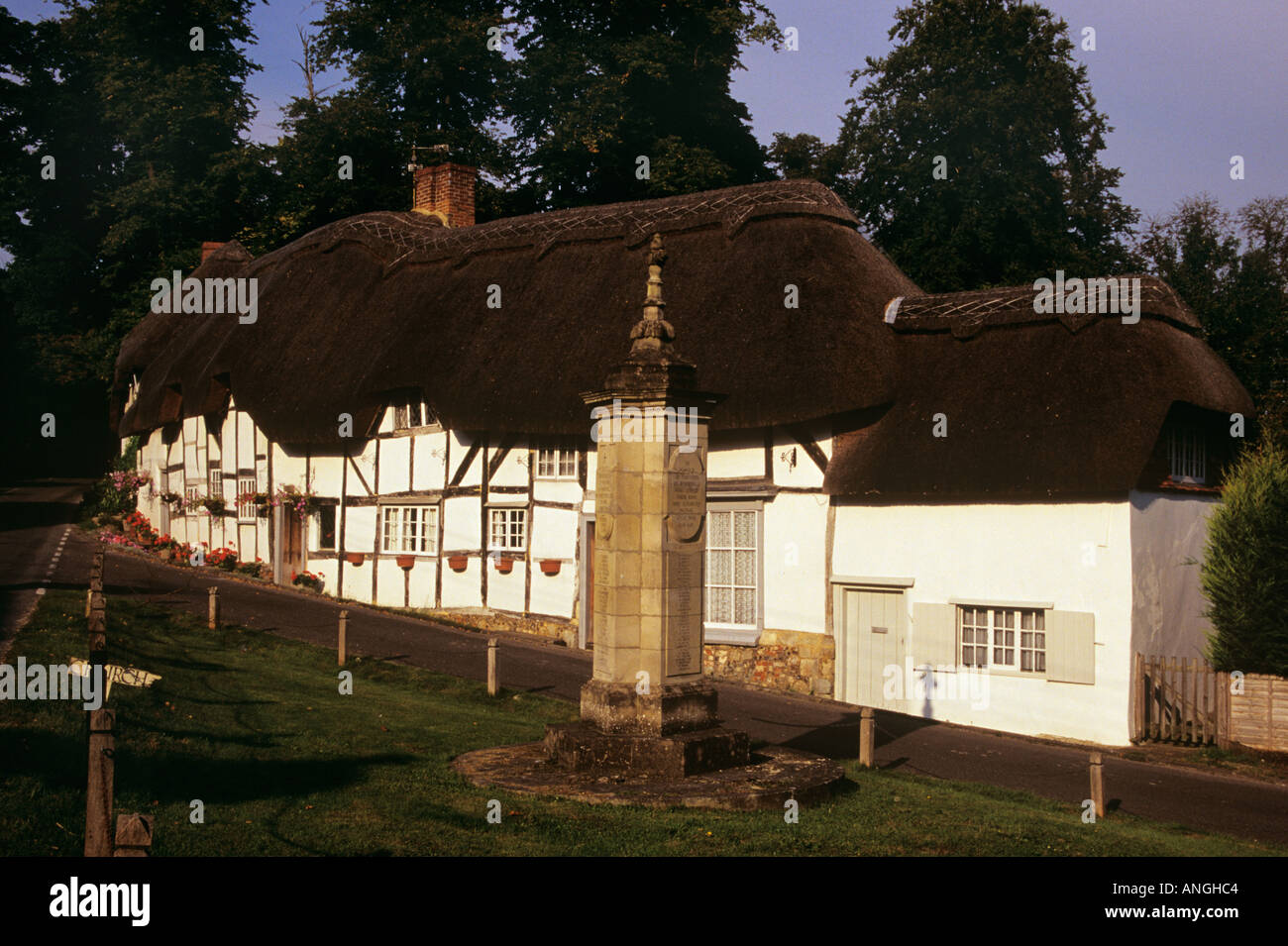 La struttura di legno cottage con il tetto di paglia in un villaggio ^Test Valley Wherwell Inghilterra Hampshire REGNO UNITO Foto Stock