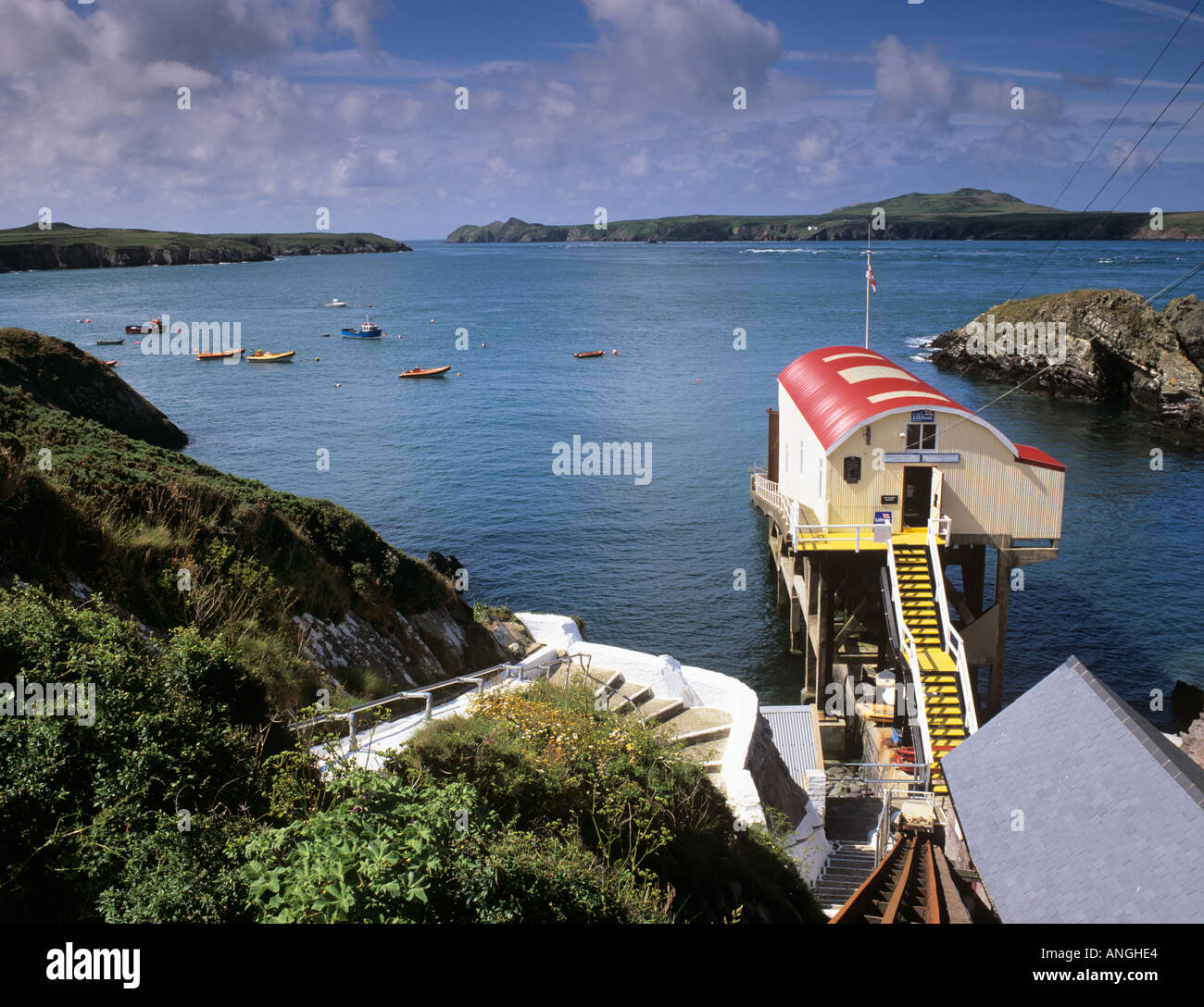 Scialuppa di salvataggio della stazione a San Giustiniano con Ramsey Island attraverso Ramsey suono su Pembrokeshire Coast South Wales UK Gran Bretagna Foto Stock