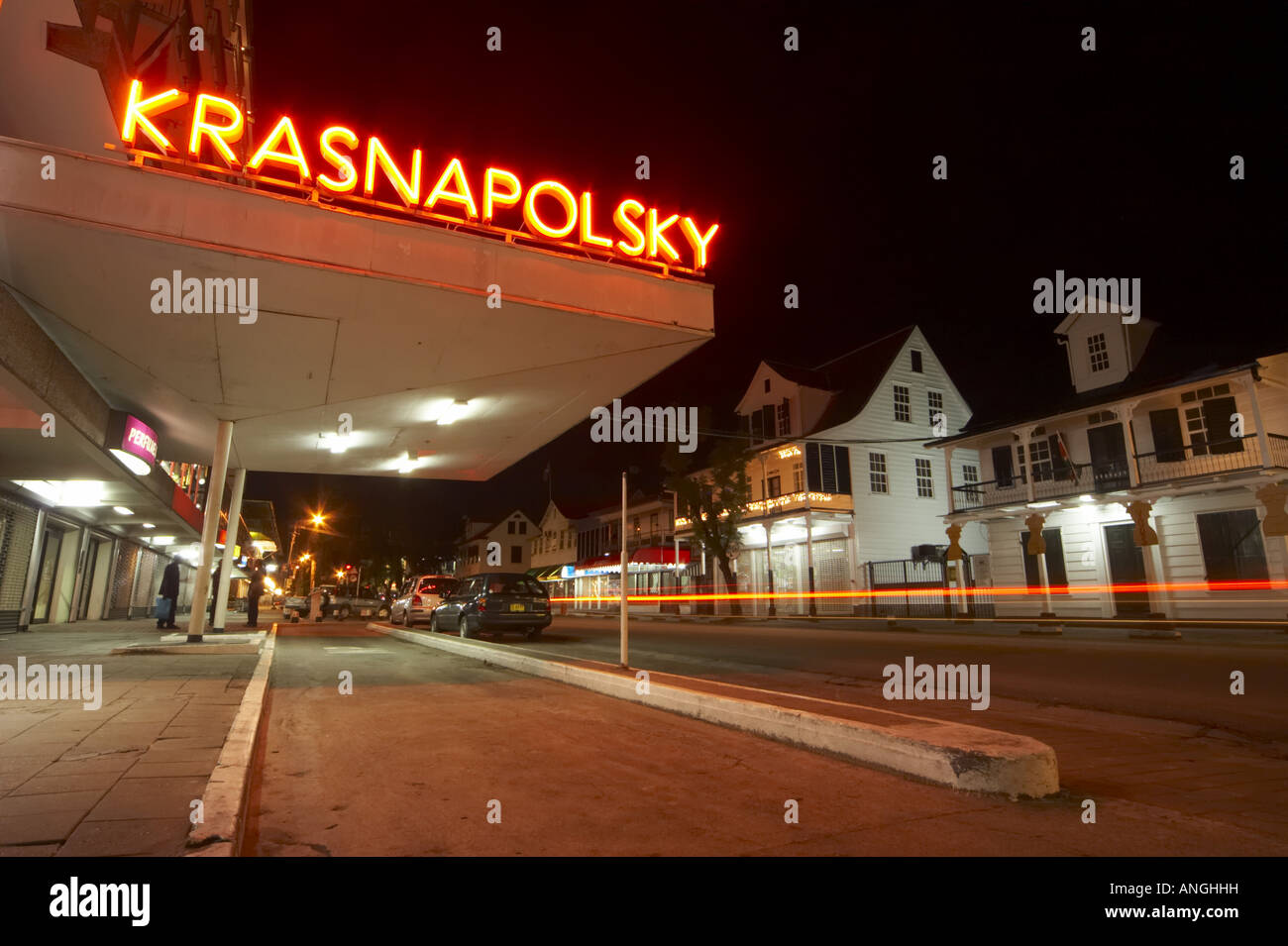 L'Hotel Krasnapolsky sulla Buurenstraat a Paramaribo Suriname di notte Foto Stock