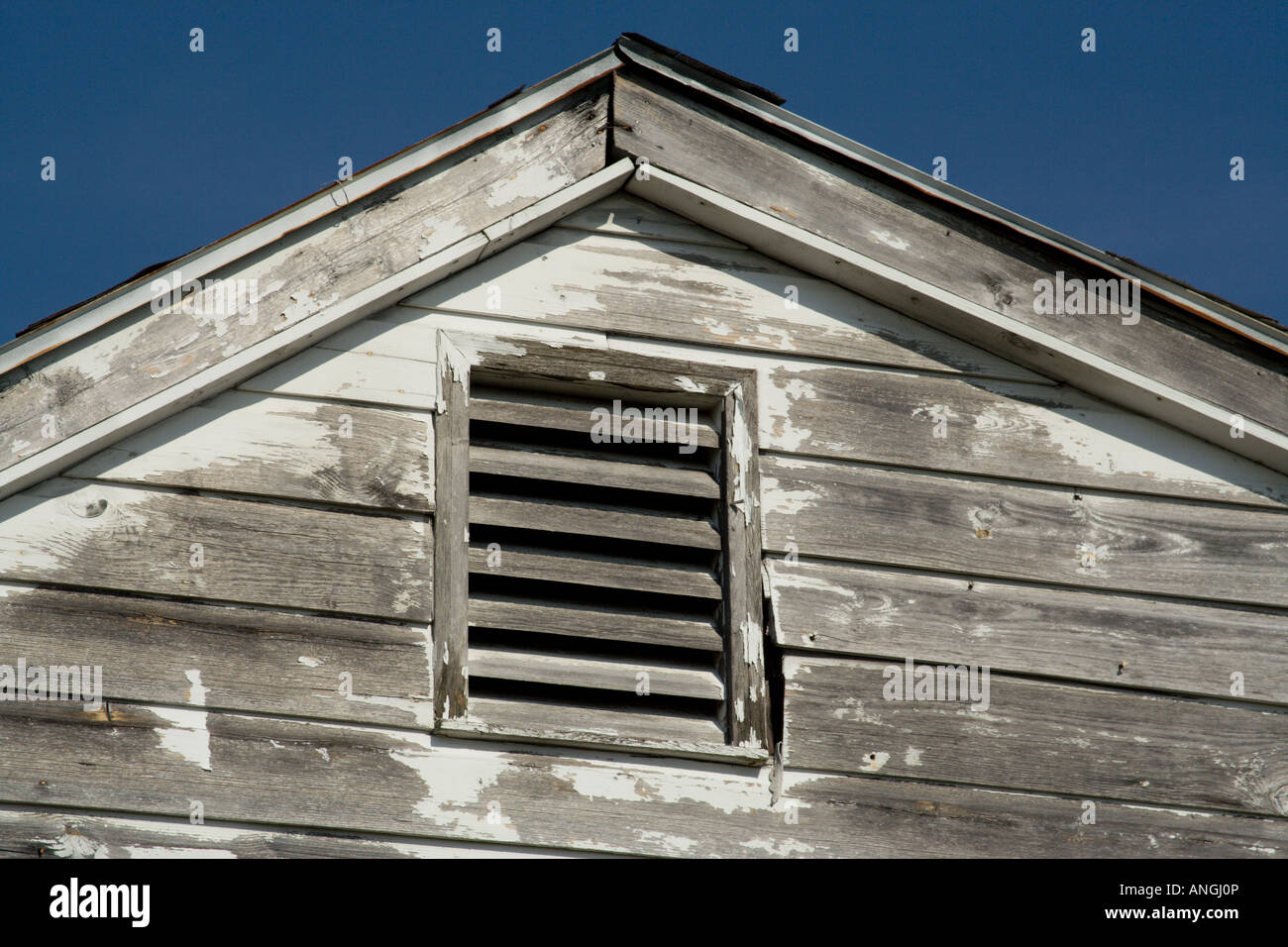 Bocchetta rotto in New Orleans nono inferiore 9. Ward passo del tetto di legno di legno schierata falling apart Foto Stock
