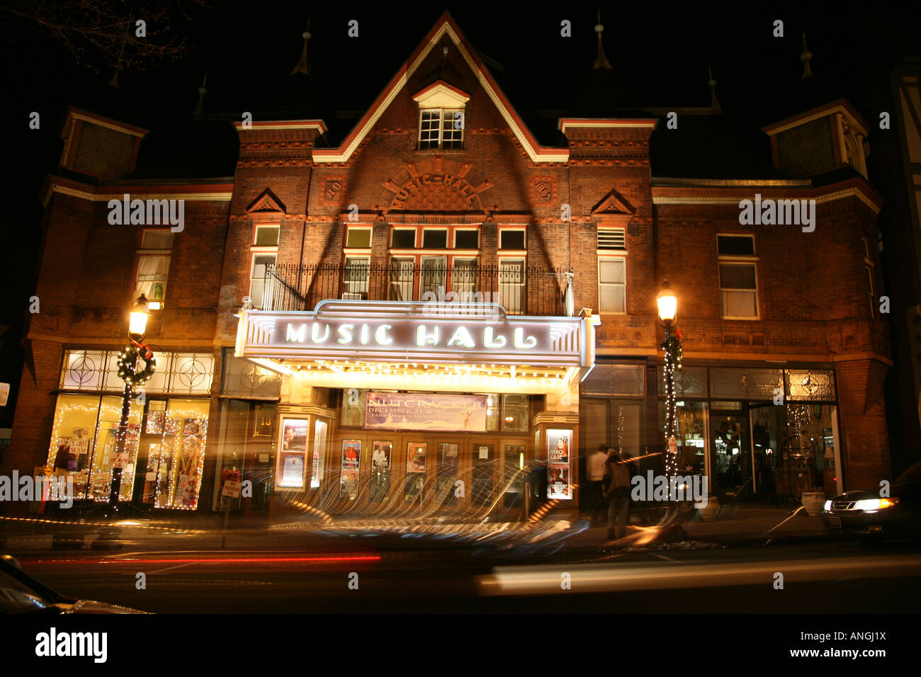 Una lunga esposizione di Tarrytown Music Hall di notte, Tarrytown, NY, STATI UNITI D'AMERICA Foto Stock