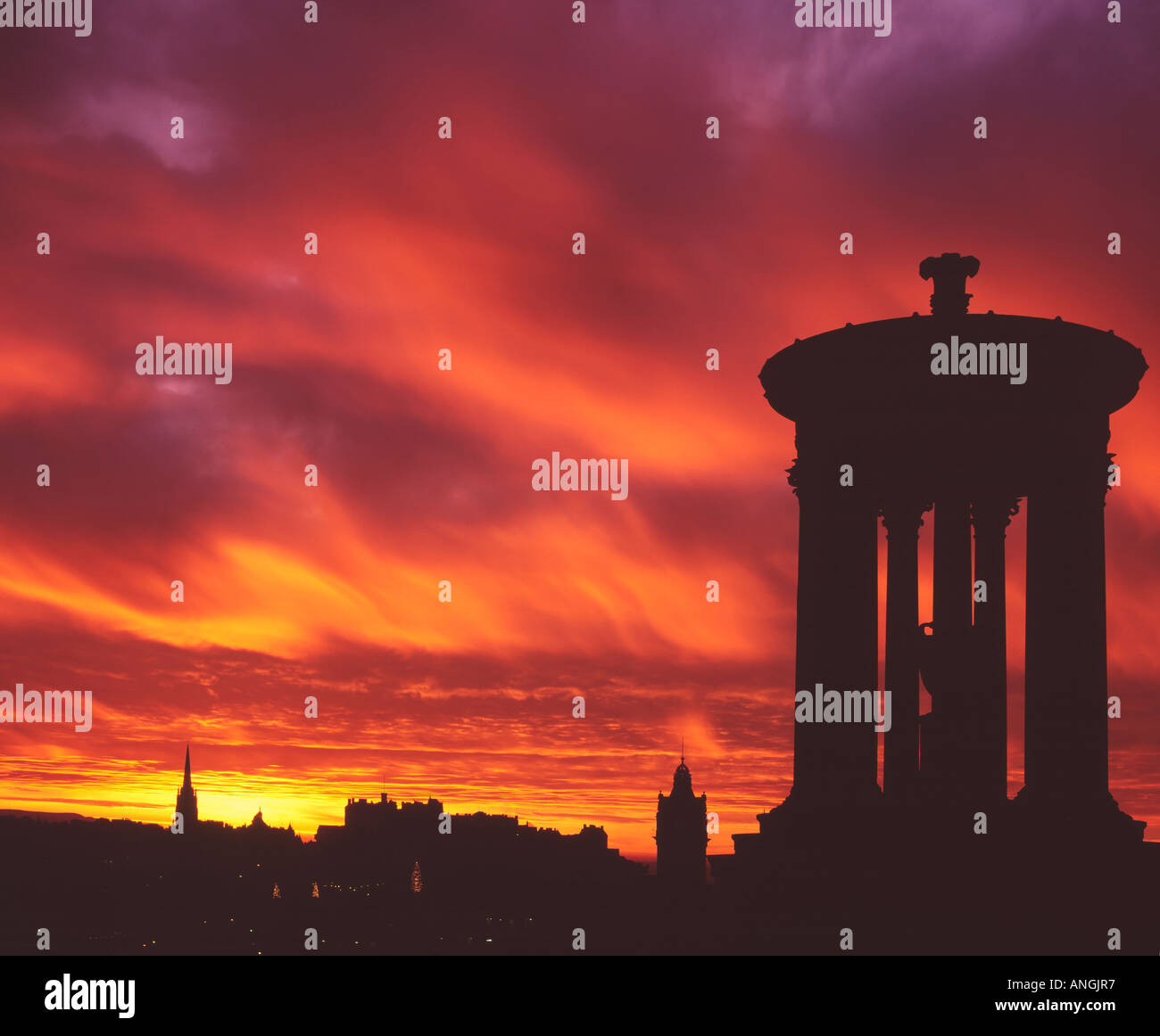 La Scozia, Edimburgo. Il Dugald Stewart monumento su Calton Hill con vista dello skyline della città Foto Stock
