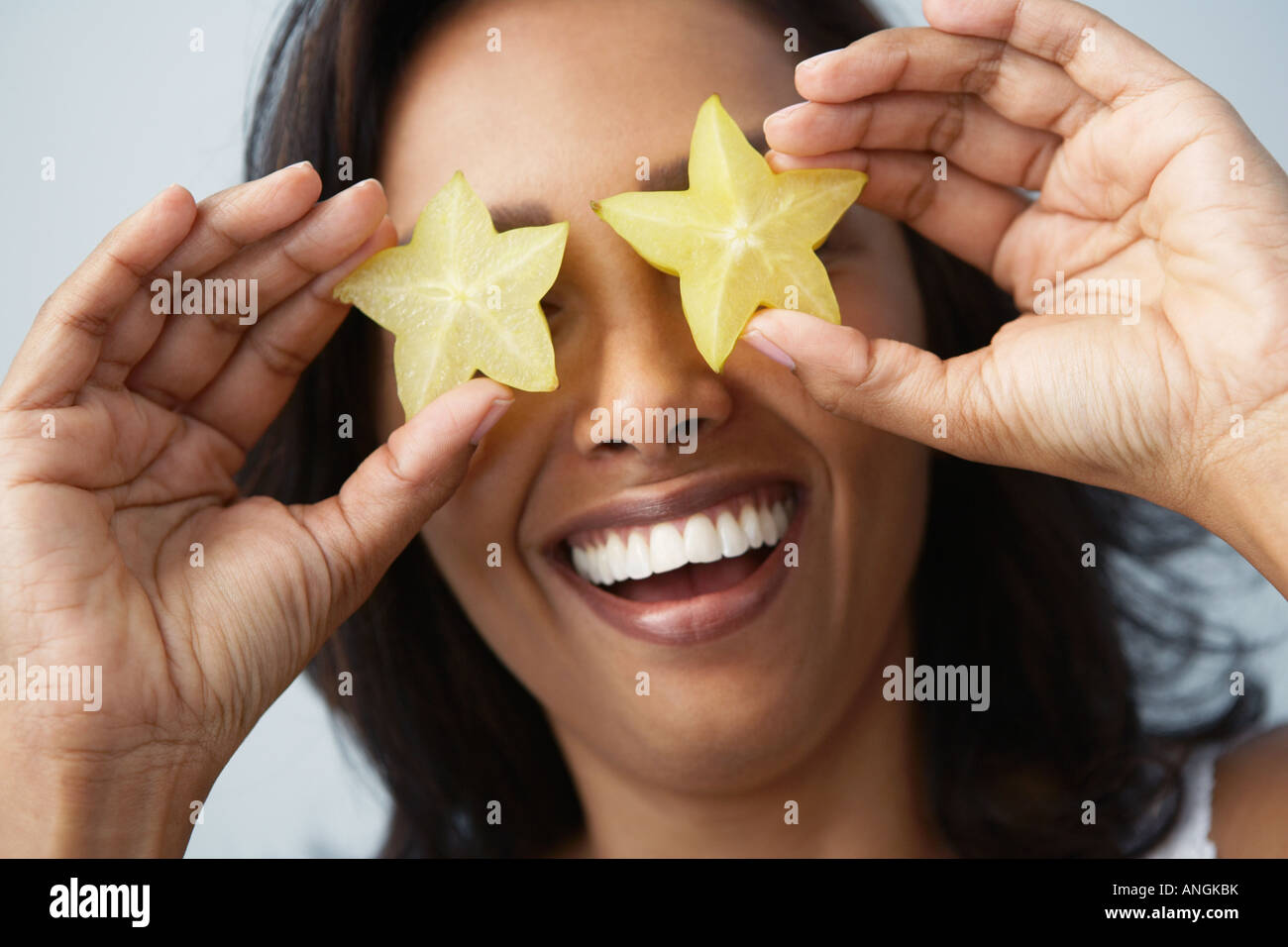 Donna asiatica azienda star frutti sopra gli occhi Foto Stock