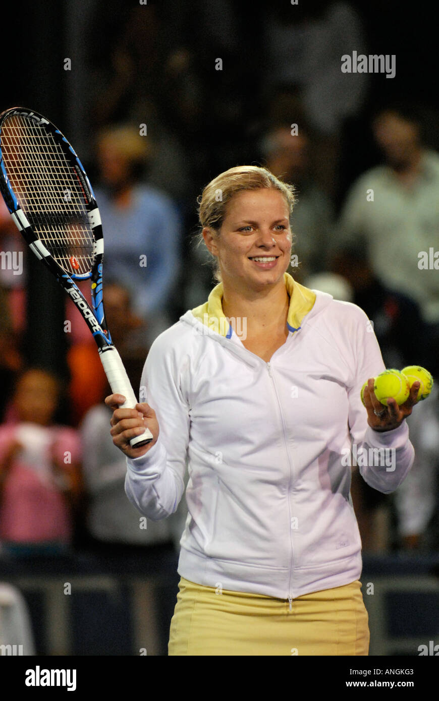 Kim Clijsters si prepara a colpire souvenir corrispondono a sfere in gabbie dopo una partita presso il 2006 Acura Classic, La Costa, California Foto Stock