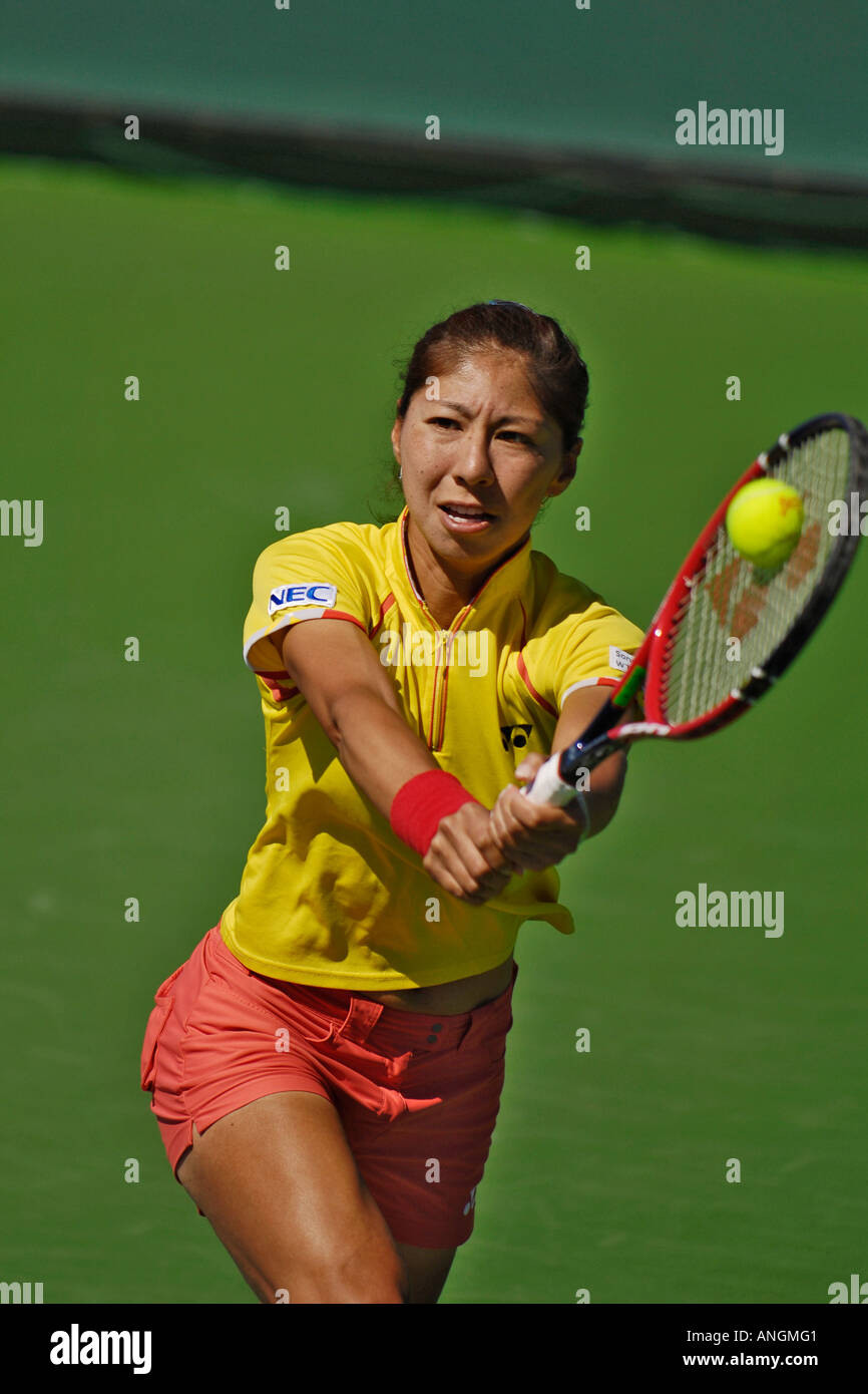 Giapponese giocatore di tennis Shinobu ASAGOE restituisce servire al 2006 Indian Wells Pacific Life Open Foto Stock