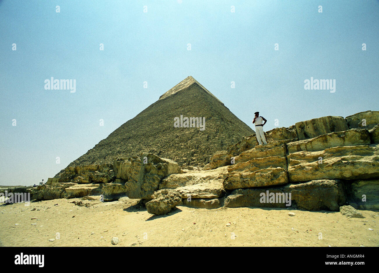Egitto Le piramidi di Giza polizia turistica TENERE UN OCCHIO 2006 Foto Stock