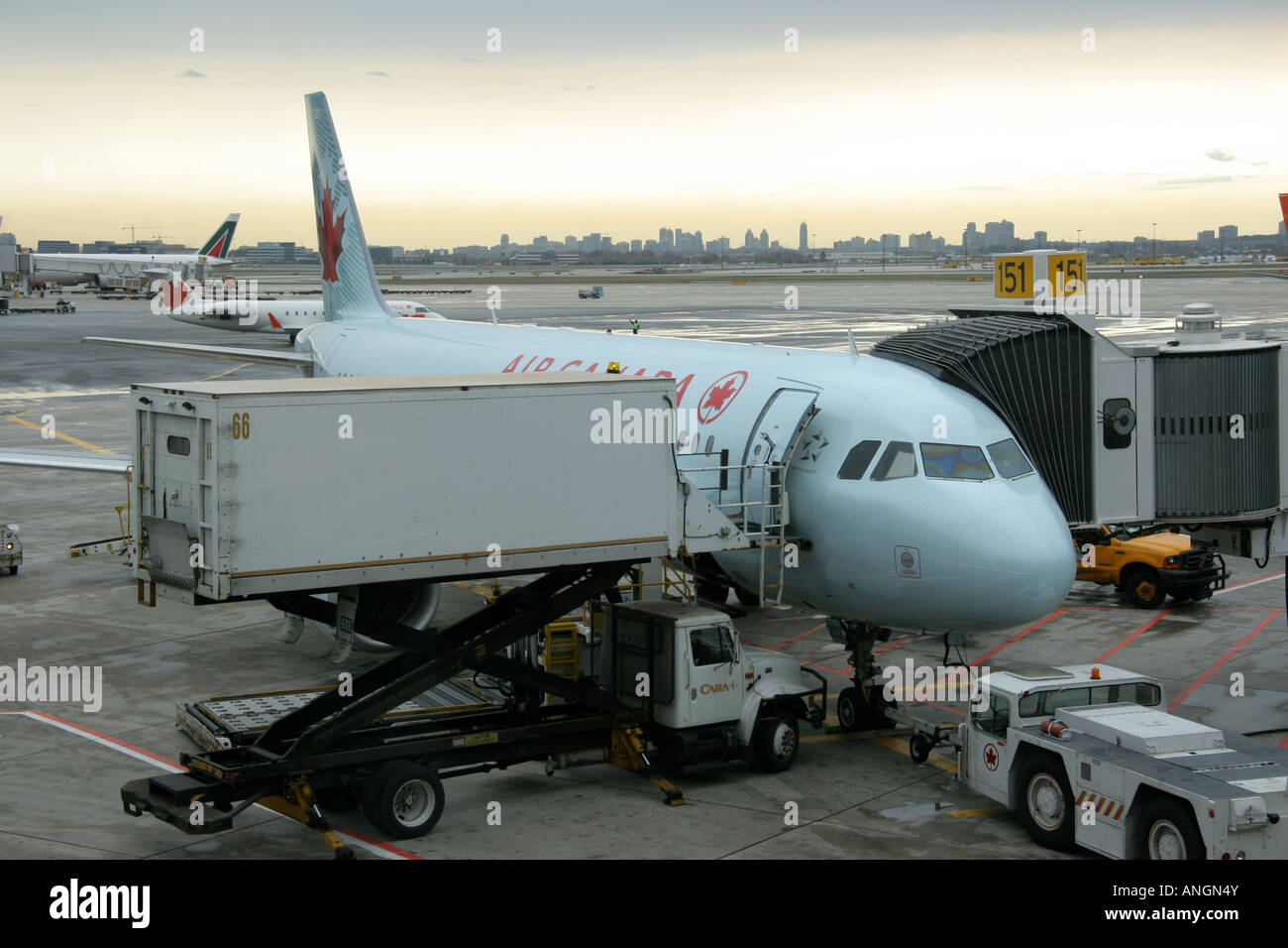 Air Canada piano su stand all'aeroporto di Toronto Foto Stock