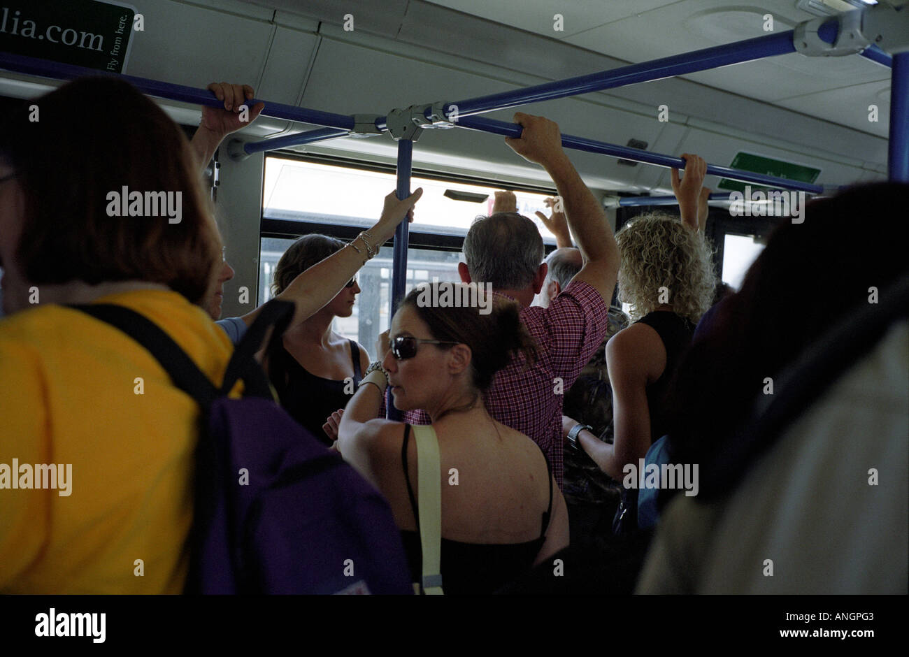 I passeggeri di Autobus aeroporto a aeroporto di Malta 2006 Foto Stock