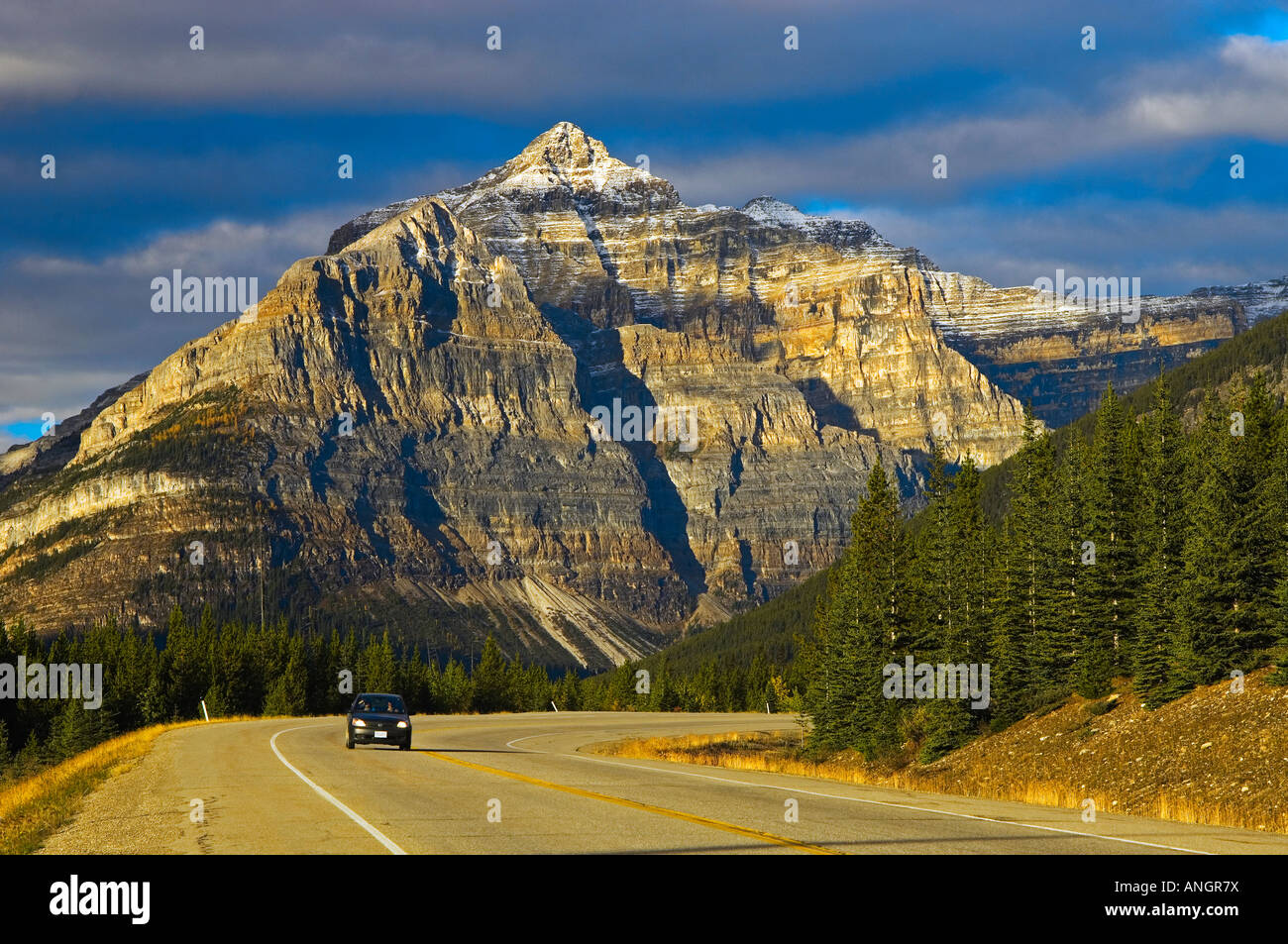 Auto sulla strada in montagna; Mt. Whymper, Kootenay National Park, British Columbia, Canada. Foto Stock